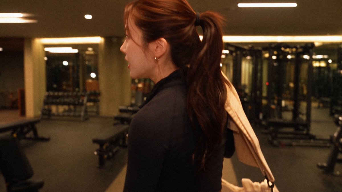 Realistic Late-Night Fitness Vlog Video Prompt